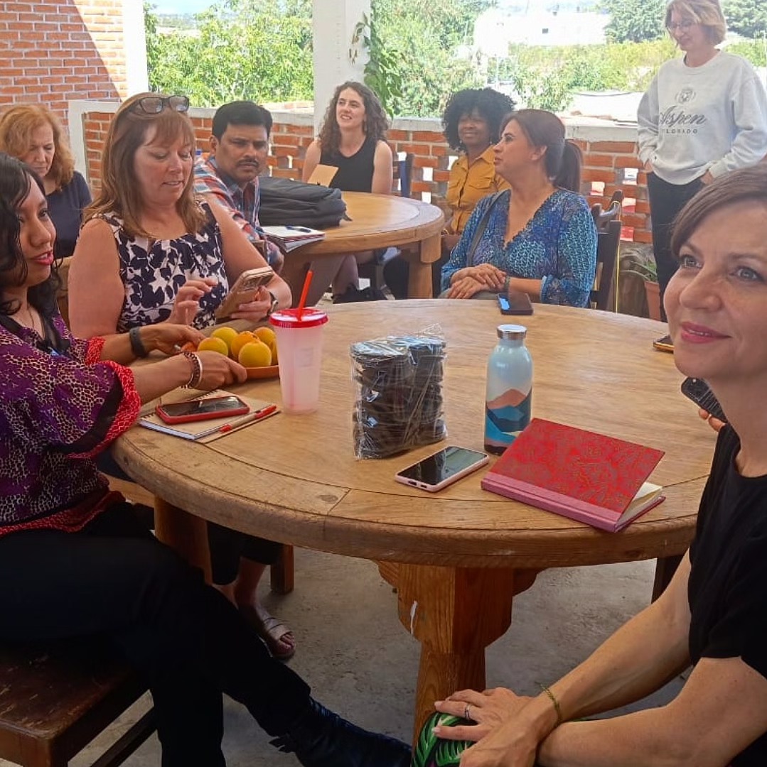 Miembros de la comunidad Calpan compartiendo una reunión