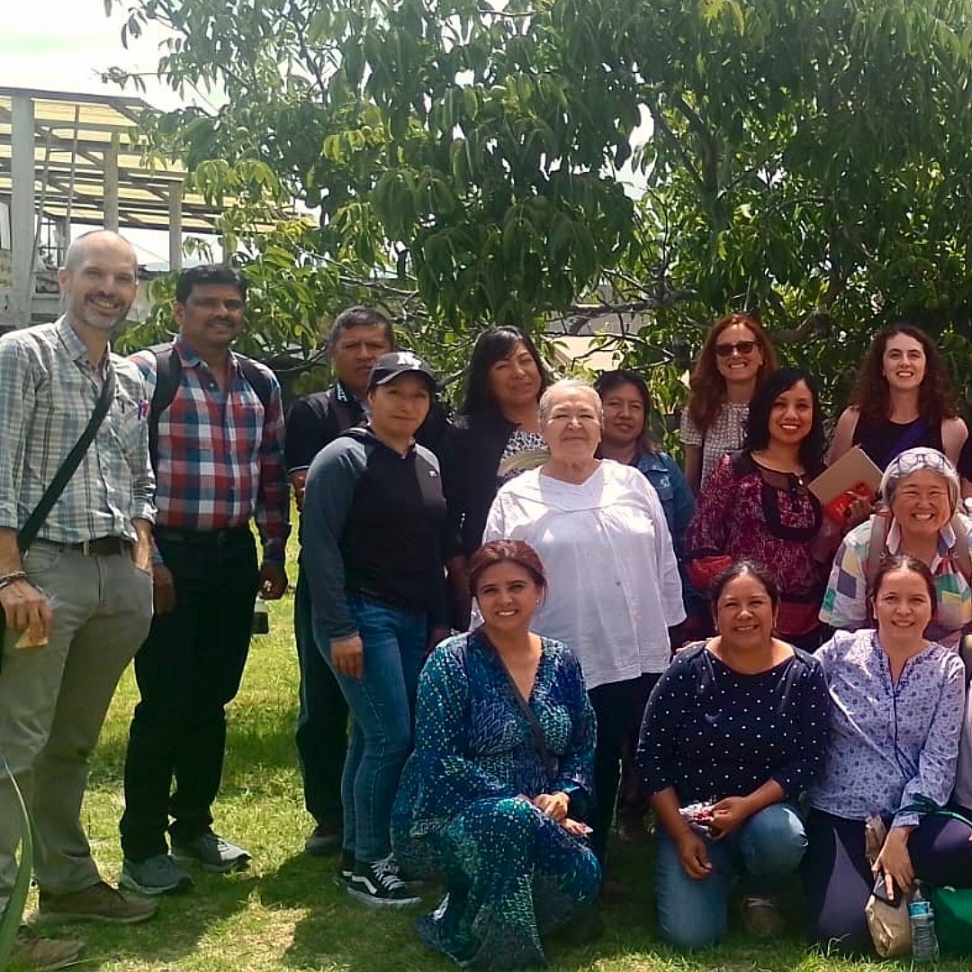 Miembros de la comunidad Calpan reunidos en el campo